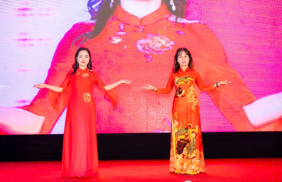 Giảng viên Linda An giúp các người mẫu tỏa sáng, khẳng định giá trị văn hóa áo dài Việt