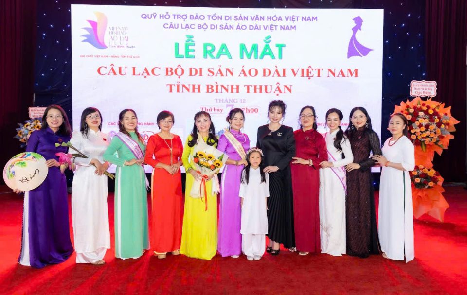 Giảng viên Linda An (váy đen) cùng thành viên CLB Di sản Áo dài Việt Nam tỉnh Bình Thuận